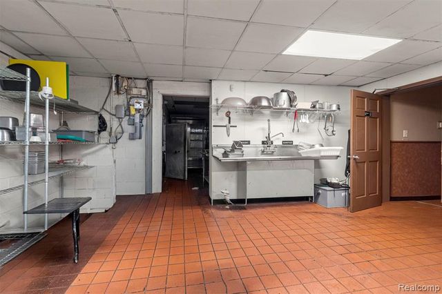 5006 S Wayne Road, Wayne, MI 48184