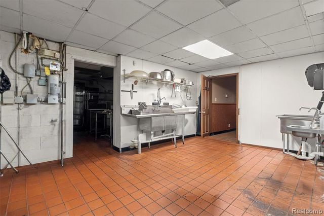 5006 S Wayne Road, Wayne, MI 48184