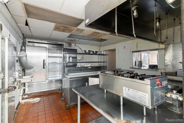 5006 S Wayne Road, Wayne, MI 48184