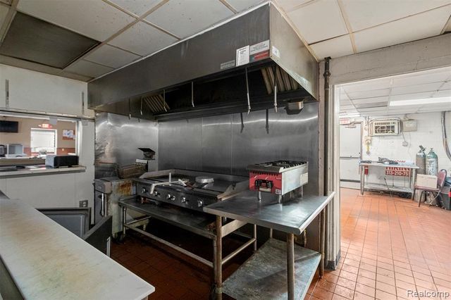 5006 S Wayne Road, Wayne, MI 48184