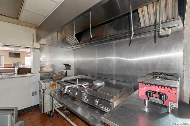 5006 S Wayne Road, Wayne, MI 48184