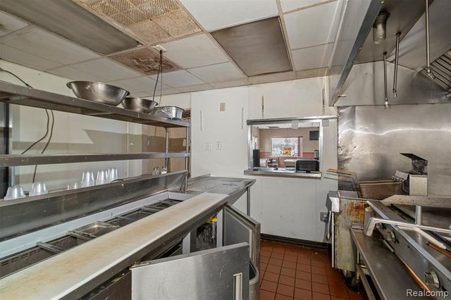 5006 S Wayne Road, Wayne, MI 48184