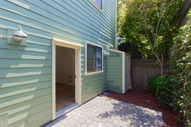 1565 32nd Street 4, Oakland, CA 94608