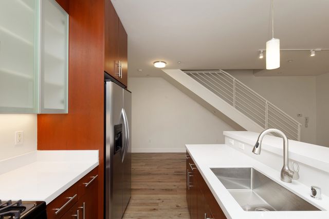 1565 32nd Street 4, Oakland, CA 94608