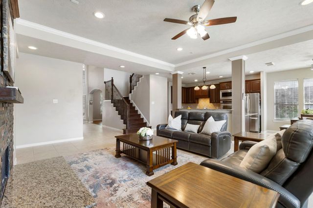 14 N Bardsbrook Circle, The Woodlands, TX 77382