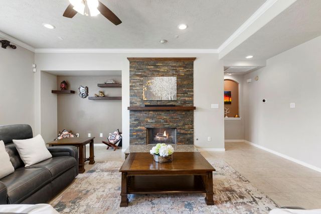 14 N Bardsbrook Circle, The Woodlands, TX 77382