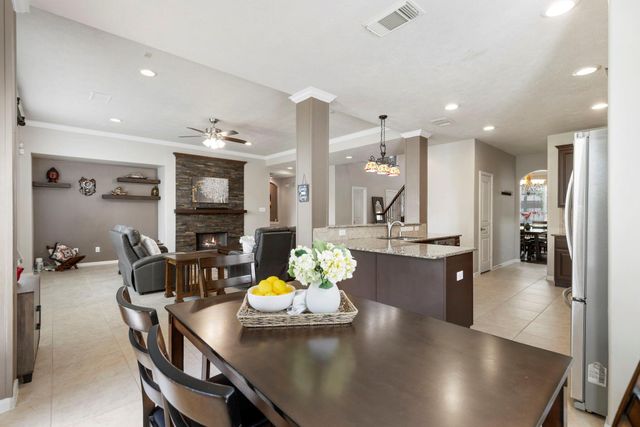 14 N Bardsbrook Circle, The Woodlands, TX 77382