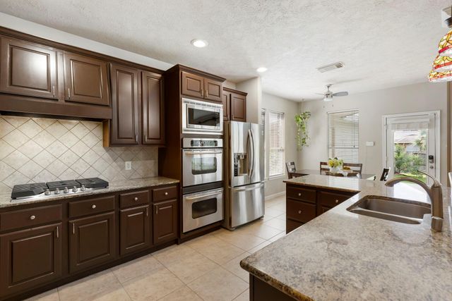 14 N Bardsbrook Circle, The Woodlands, TX 77382