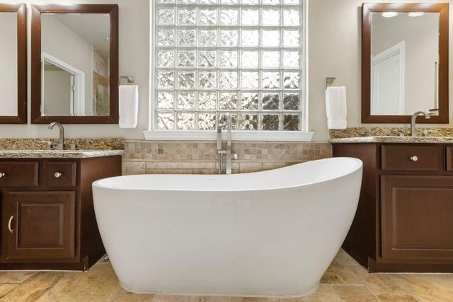 14 N Bardsbrook Circle, The Woodlands, TX 77382