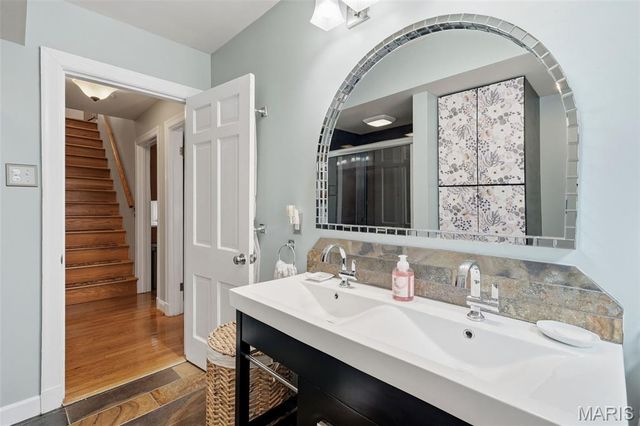 36 Southridge Court, Glendale, MO 63122