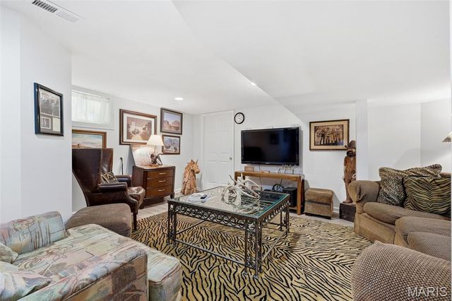 36 Southridge Court, Glendale, MO 63122