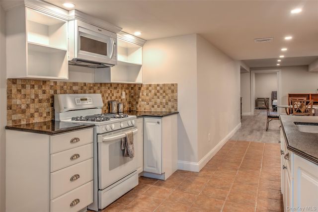17 Cobbler Lane, Setauket, NY 11733