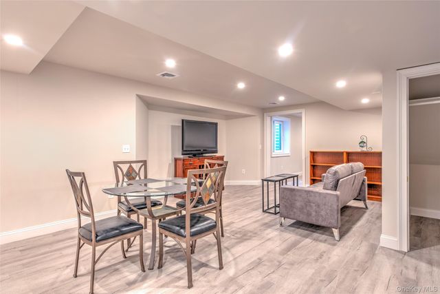 17 Cobbler Lane, Setauket, NY 11733