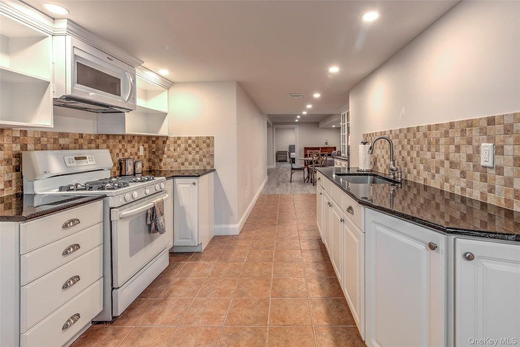 17 Cobbler Lane, Setauket, NY 11733