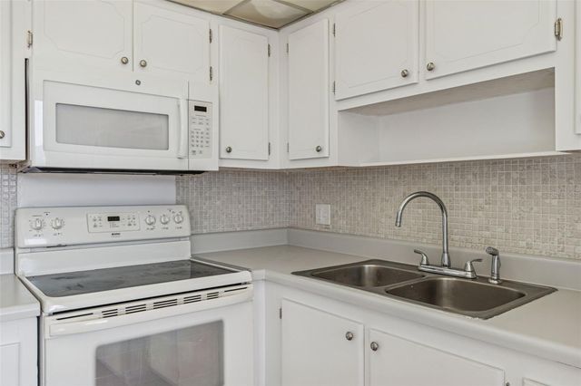 4885 1ST STREET NE 203, St Petersburg, FL 33703