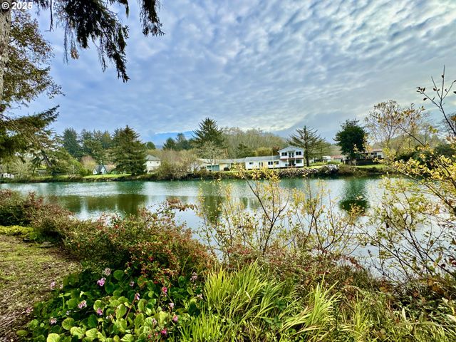 99268 WINCHUCK RIVER Rd, Brookings, OR 97415