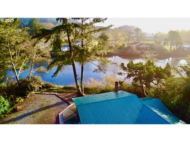 99268 WINCHUCK RIVER Rd, Brookings, OR 97415