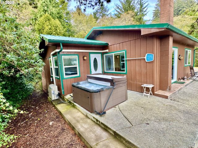99268 WINCHUCK RIVER Rd, Brookings, OR 97415