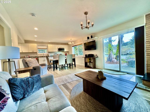 99268 WINCHUCK RIVER Rd, Brookings, OR 97415