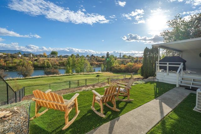 18924 E Montgomery Dr, Otis Orchards, WA 99027