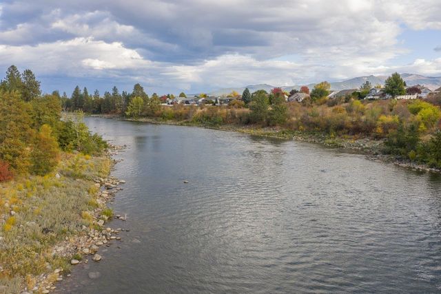 18924 E Montgomery Dr, Otis Orchards, WA 99027