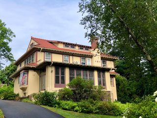 17 Cleveland Street, Holyoke, MA 01040