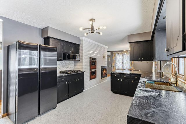 160 Stonybrook Way NE, Fridley, MN 55432