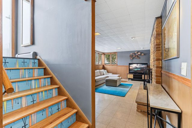 160 Stonybrook Way NE, Fridley, MN 55432