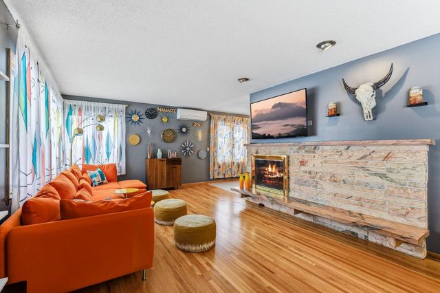 160 Stonybrook Way NE, Fridley, MN 55432