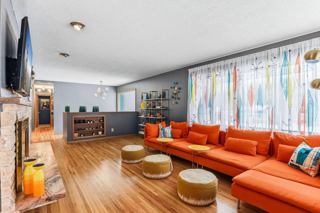 160 Stonybrook Way NE, Fridley, MN 55432