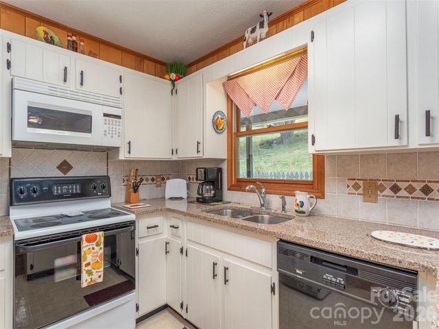 21 Flint Lane, Maggie Valley, NC 28751