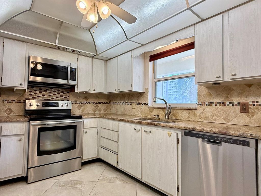 Image 8 of property listing at 4455 DUHME ROAD 203, St Petersburg, FL 33708