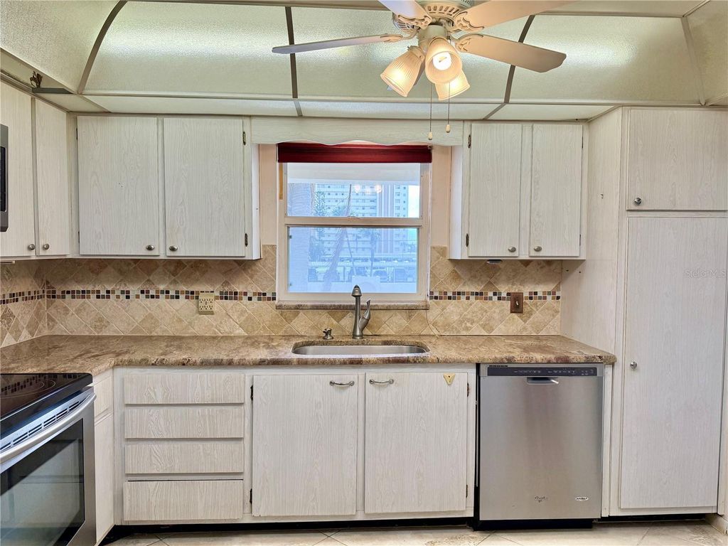 Image 9 of property listing at 4455 DUHME ROAD 203, St Petersburg, FL 33708