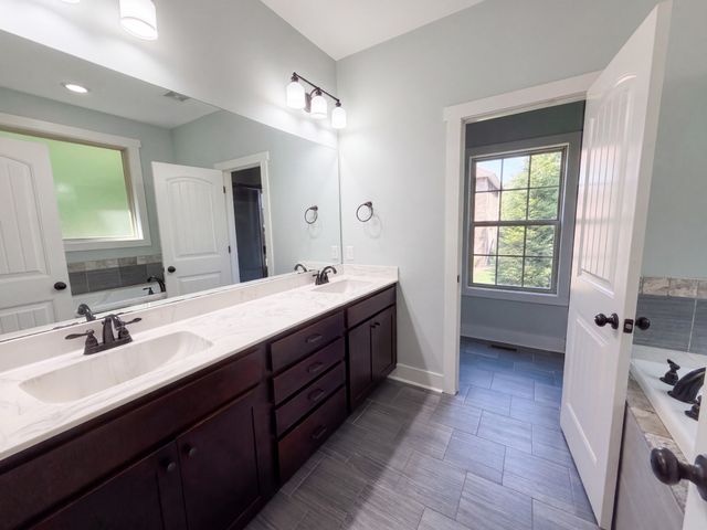 2155 Savage Creek Dr, Springfield, TN 37172