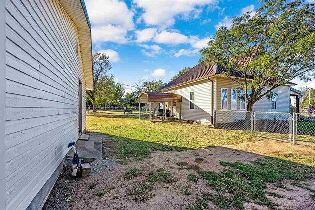 704 6th St, Elgin, OK 73538