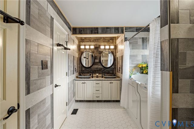 6005 Hidden Arbor Pl, Chester, VA 23831