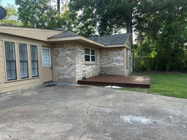 219 Glencroft Court, Houston, TX 77336