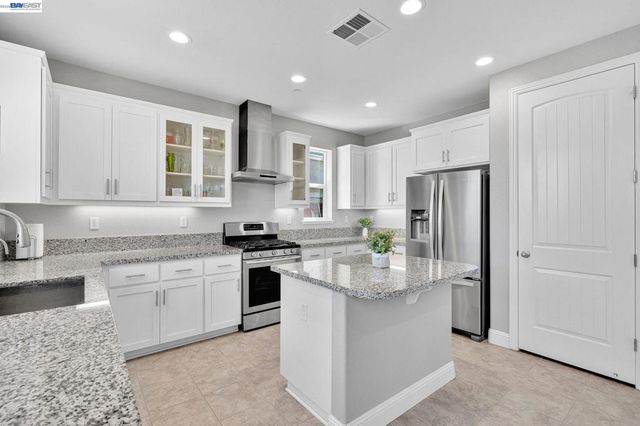 2737 Rio Seco Dr, Bay Point, CA 94565
