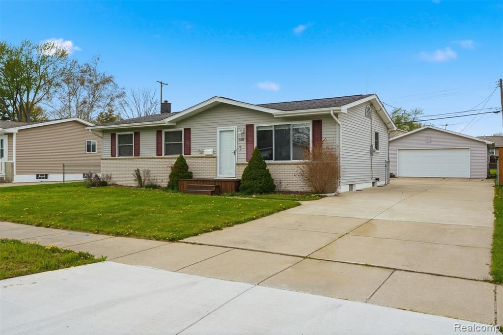 5208 Don Shenk Drive, Swartz Creek, MI 48473