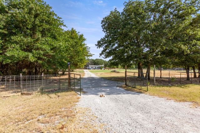 313 Hogan Lane, Whitesboro, TX 76273