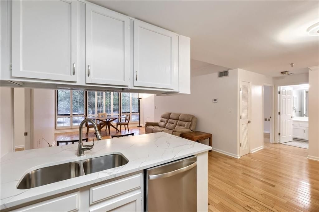Image 10 of property listing at 1800 Clairmont Lake 218, Decatur, GA 30033