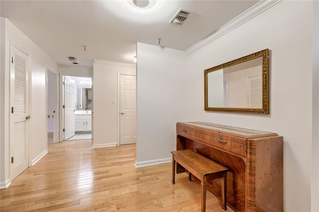 Image 11 of property listing at 1800 Clairmont Lake 218, Decatur, GA 30033