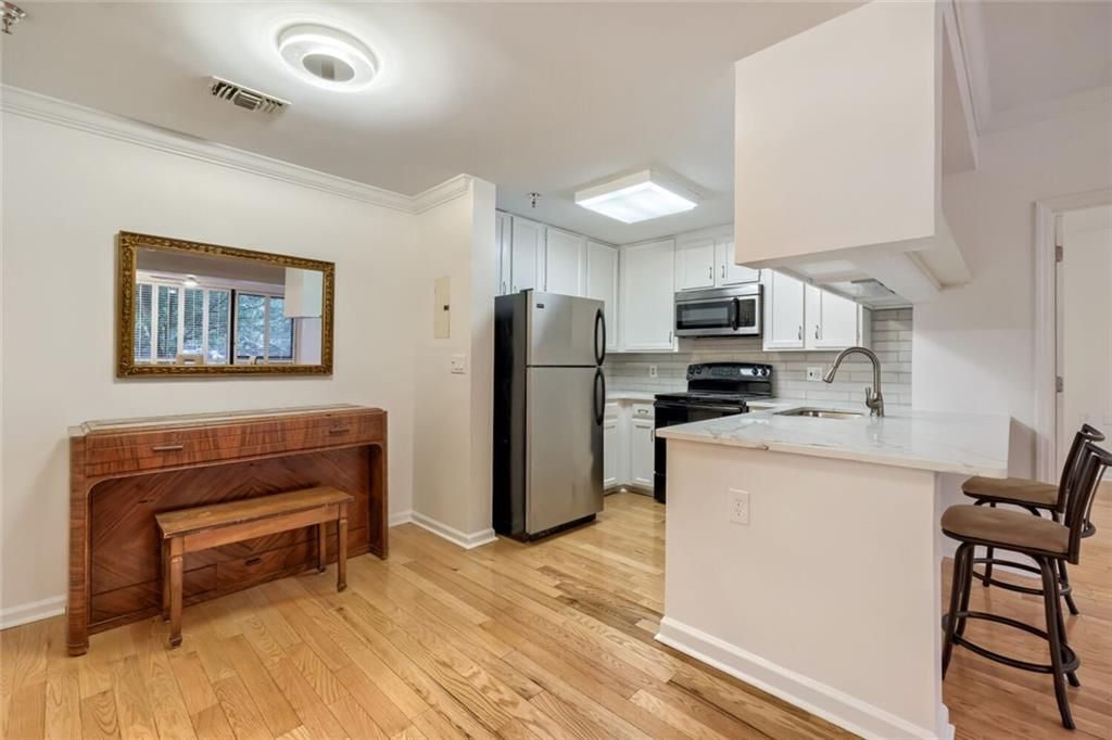 Image 12 of property listing at 1800 Clairmont Lake 218, Decatur, GA 30033