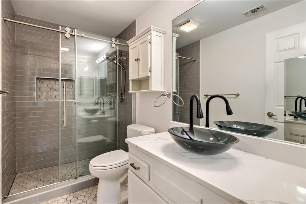 Image 15 of property listing at 1800 Clairmont Lake 218, Decatur, GA 30033