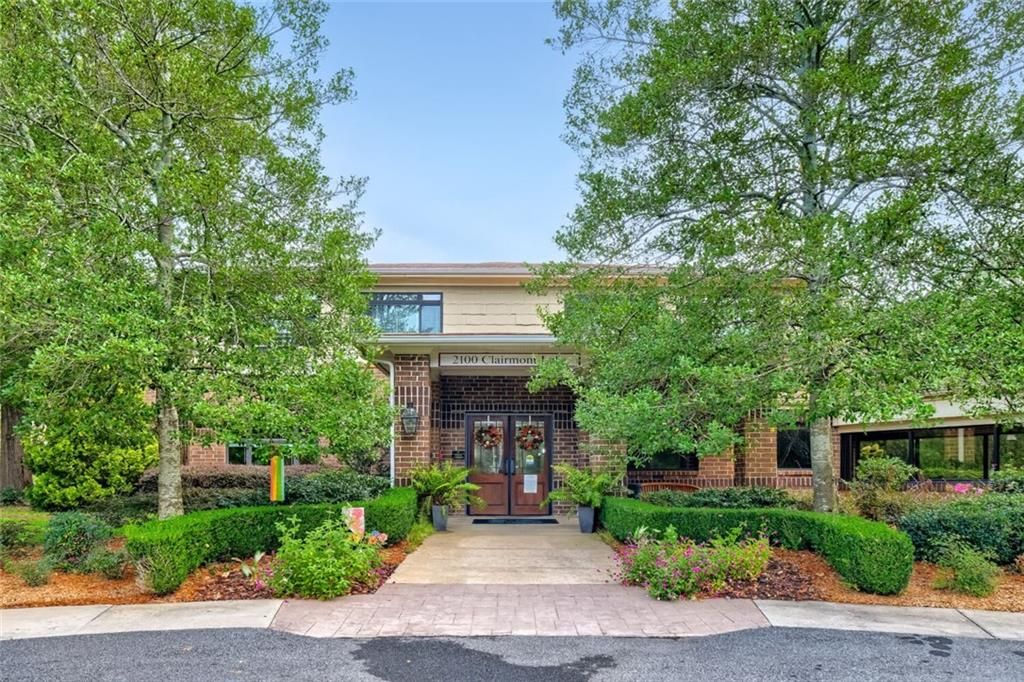 Image 2 of property listing at 1800 Clairmont Lake 218, Decatur, GA 30033