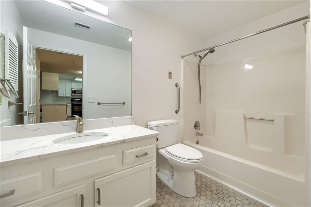Image 20 of property listing at 1800 Clairmont Lake 218, Decatur, GA 30033