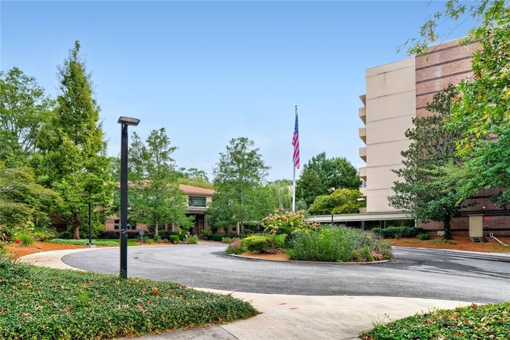 Image 3 of property listing at 1800 Clairmont Lake 218, Decatur, GA 30033