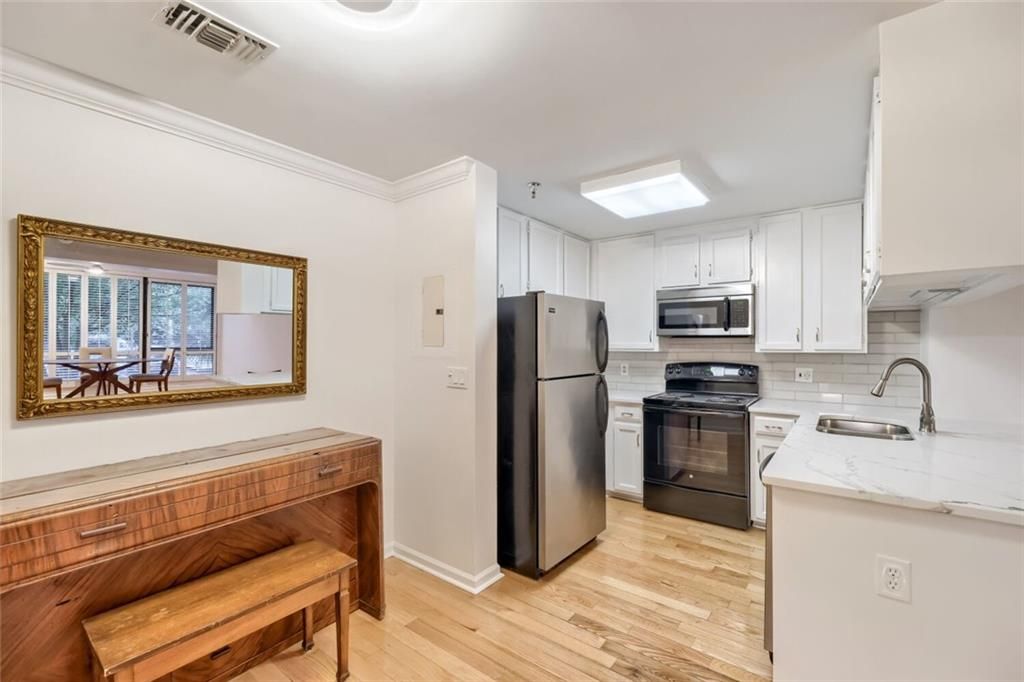 Image 8 of property listing at 1800 Clairmont Lake 218, Decatur, GA 30033