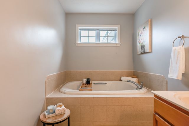 432 Boxwood Ln 432, Clinton, MA 01510