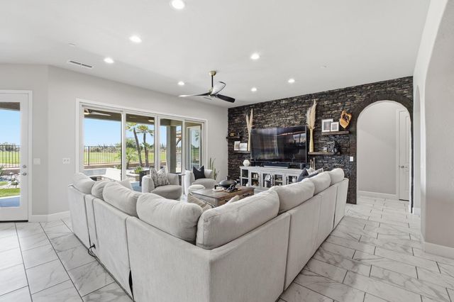3612 Gold King Place Circle, Dinuba, CA 93618
